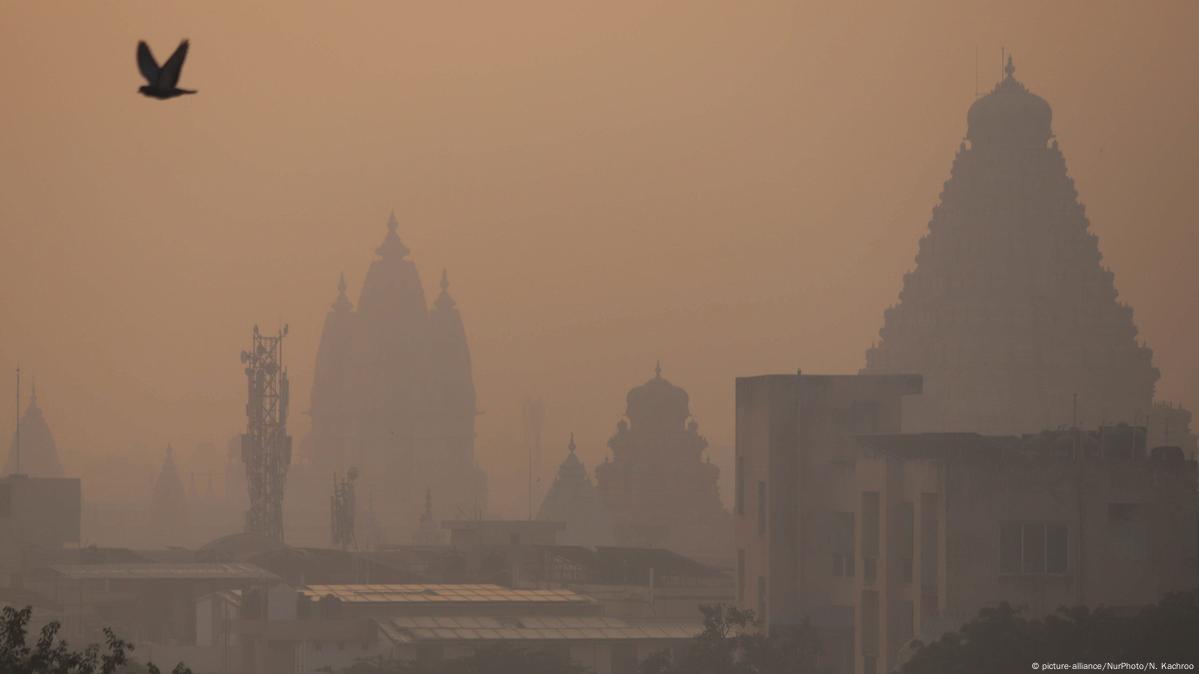Temples and buildings are shrouded in smog (picture-alliance/NurPhoto/N. Kachroo)