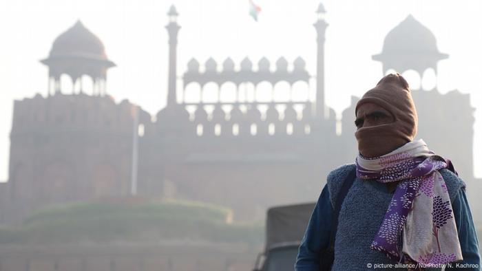 A man wearing a full face mask stands infront of the Red Fort amid heavy fog in Delhi on 6 November 2018 (picture-alliance/NurPhoto/N. Kachroo)