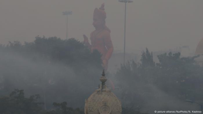 Temples and buildings shrouded in thick smog in New Delhi, India (picture-alliance/NurPhoto/N. Kachroo)