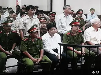越南记者在河内接受审判现场