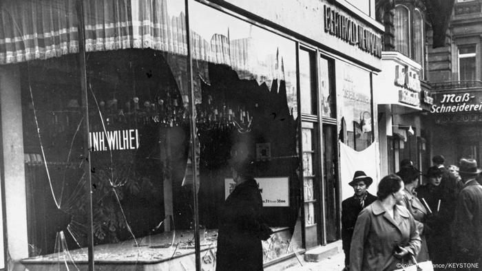 Une photo en noir et blanc d'une vitrine cassée prise après la Nuit de Cristal