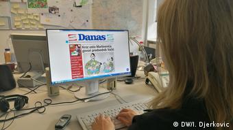 Eine Kollegin aus der BKS Redaktion DW schaut sich auf Bildschirm die Titelseite von serbischen Zeitschrift Danas