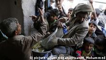 25.09.2018, Jemen, Sanaa: Einwohner von Sanaa erhalten Lebensmittel in einem Lebensmittel-Verteilzentrum. Für die UN spielt sich im Jemen «die schlimmste humanitäre Krise der Welt» ab. 22 Millionen Menschen - drei Viertel der Bevölkerung - sind auf humanitäre Hilfe angewiesen. Foto: Mohammed Mohammed/XinHua/dpa +++ dpa-Bildfunk +++ |