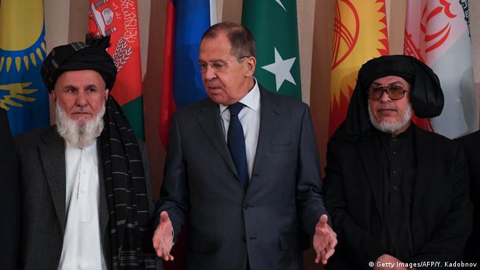 روسیه در گذشته نیز نقش میانجی را در افغانستان ایفا کرده است؛ دیدار وزیر خارجه روسیه با نمایندگان طالبان و دولت افغانستان در مسکو، ۹ نوامبر ۲۰۱۸