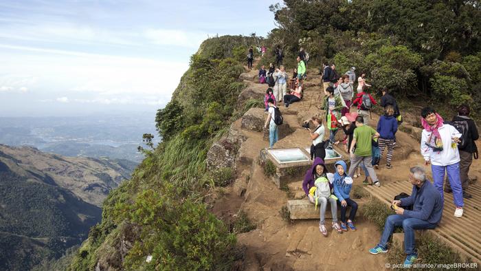 German Dies After Falling Off World S End In Sri Lanka Trying To Take Selfie News Dw 12 11 18