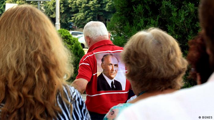 Възрастен мъж с тениска с лика на Тодор Живков