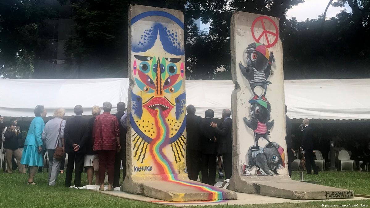 PUTTING BACK THE WALL Berlin 洋書 PUTTING BACK THE WALL Berlin