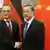 Der chinesische Außenminister Wang Yi begrüßt seinen deutschen Kollegen