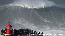 Alemán rompe récord al surfear la ola más grande del mundo