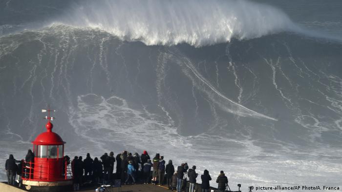 Alemán rompe récord al surfear la ola más grande del mundo | Deportes | DW  