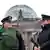 أرشيف: رجال شرطة ألمان أم مقر البرلمان "بوندستاغ" 