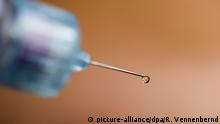 ARCHIV - 30.10.2015, Nordrhein-Westfalen, Leichlingen: Ein Tropfen Insulin ist an der Nadelspitze eines Pen zu sehen. (zu dpa Hilfspfleger soll sechs Patienten mit Insulin ermordet haben vom 13.11.2018) Foto: Rolf Vennenbernd/dpa +++ dpa-Bildfunk +++ | Verwendung weltweit