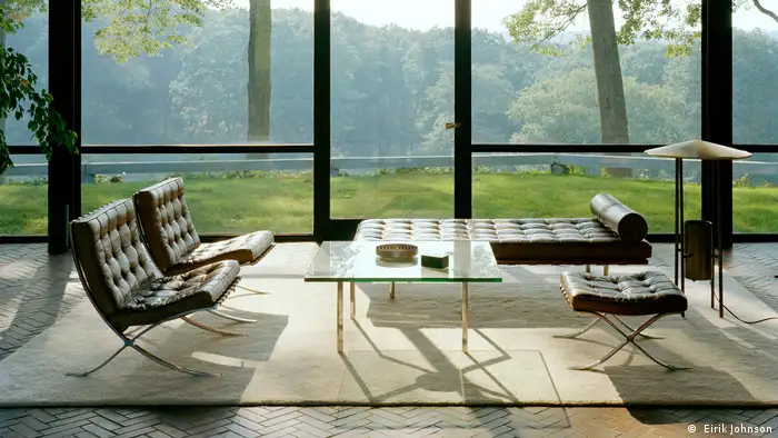 , Wohnzimmer mit Glasfront und Blick ins Grüne Stühle der Macht Ausstellung
