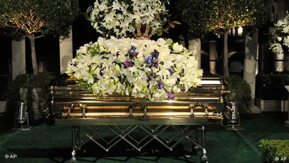 Zehn Wochen nach seinem Tod am 25. Juli 2009 ist Michael Jackson auf dem Prominentenfriedhof Forest Lawn beigesetzt worden (Foto: AP)