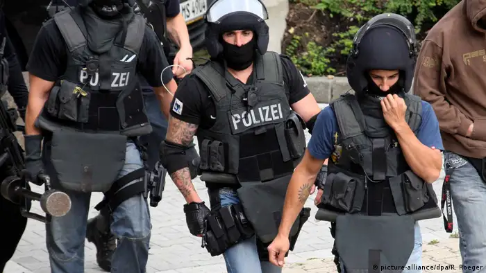 Polizisten mit Tätowierung in Deutschland