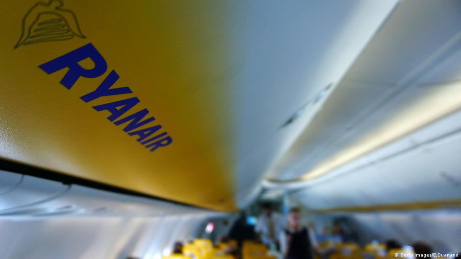 Spanish court bans Ryanair′s ′abusive′ hand luggage fee | News | DW |  20.11.2019