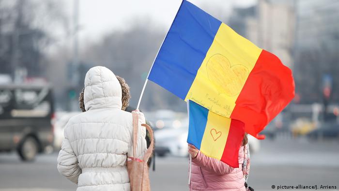Rumänien, Vitoriei: Demonstranten am Vicgtory Platz
