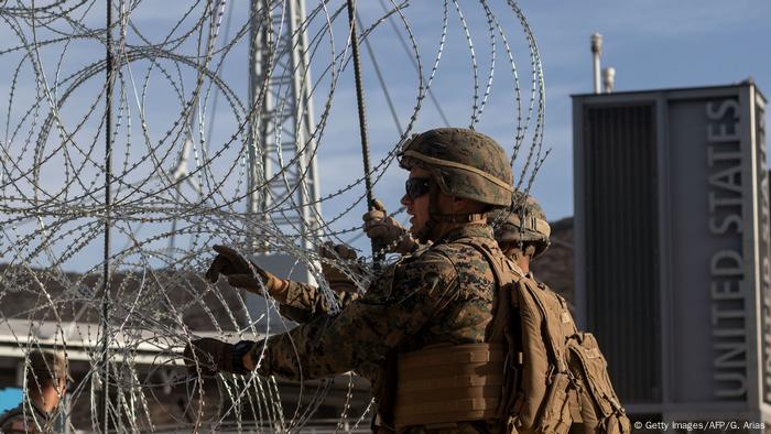 No es un sitio en guerra, sino solo el punto geográfico donde termina EE. UU. y comienza México, en San Diego, California. Esa gran ciudad en la frontera es a menudo un foco de atención debido al temor que tiene EE. UU. de que entren migrantes a través de ella. Por eso reforzaron la zona limítrofe con cientos de soldados y con cercos de alambre de púas.