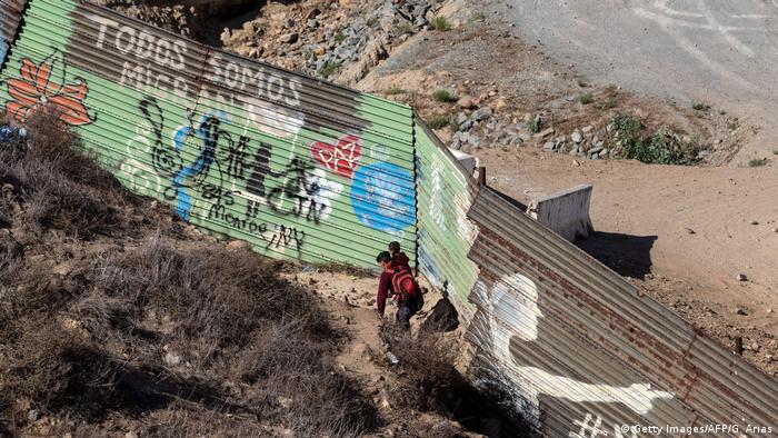 Esta parte de la frontera México-EE. UU. aún deja mucho que desear, como lo demuestra la chapa de la que está hecha. Pasar al otro lado no parece ser tarea difícil para muchos de los que lo intentan.