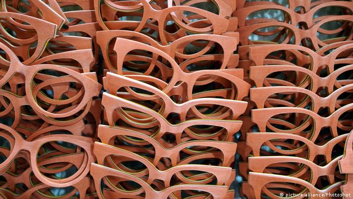 Aufeinandergestapelte Brillengestelle aus Bambus 