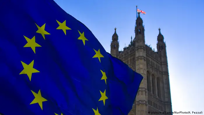 Großbritannien London - EU Flagge vor dem Parlament