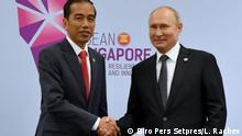 Путина заставили в Сингапуре пройти через рамку металлоискателя