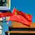 Флаги России и Китая в Пекине