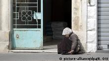 Eine Bettlerin in Nabatiyeh. (Aufnahme vom 25.04.2008). Foto: Reimar Ott +++(c) dpa - Report+++ | Verwendung weltweit