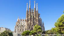 La Sagrada Familia church front view, designed by Antoni Gaudi, UNESCO World Heritage Site, Barcelona, Catalonia (Catalunya), Spain, Europe PUBLICATIONxINxGERxSUIxAUTxONLY Copyright: NealexClark 698-3167 