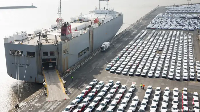 Автомобили VW в порту Эмдена перед отправкой на экспорт