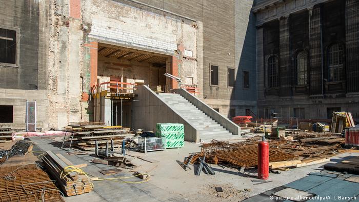 Berlin - Sanierungsarbeiten im Eingangsbereich des Pergamonmuseums 2018