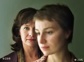 Zwei Frauen im Porträt, Szene aus Sturm (Verleih)