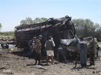 空袭后，油罐车被毁