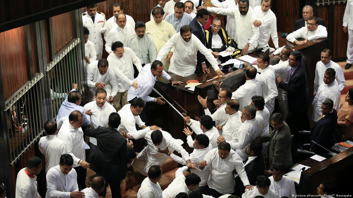 Sri Lankan lawmakers fight amid PM dispute – DW – 11/16/2018