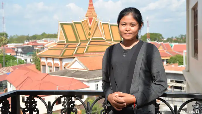 Sreycheb Sou aus der ländlichen Provinz Siem Reap lernt, wie sie Facebook verantwortungsvoll nutzen und ihrer Gemeinschaft helfen kann.