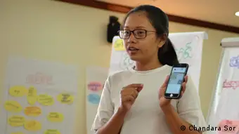 Trainerin Leakhena Nov bringt Frauen aus ländlichen Regionen Kambodschas bei, wie sie Misinformation auf Facebook erkennen können.