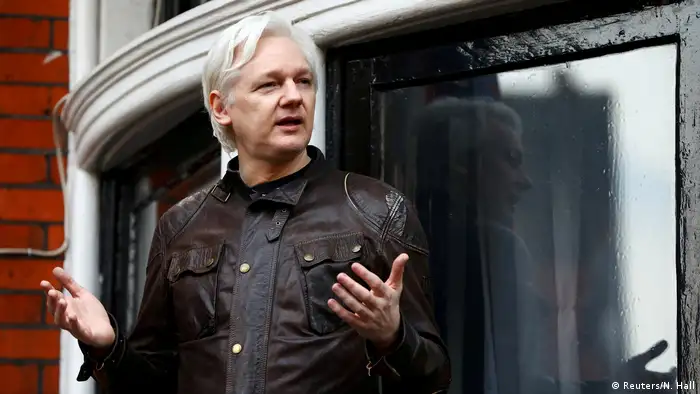 England, London: WikiLeaks Gründer Julian Assange auf dem Balkon der Botschaft Ecuador
