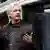 Julian Assange levanda as mãos em declaração na sacada da embaixada do Equador no Reino Unido