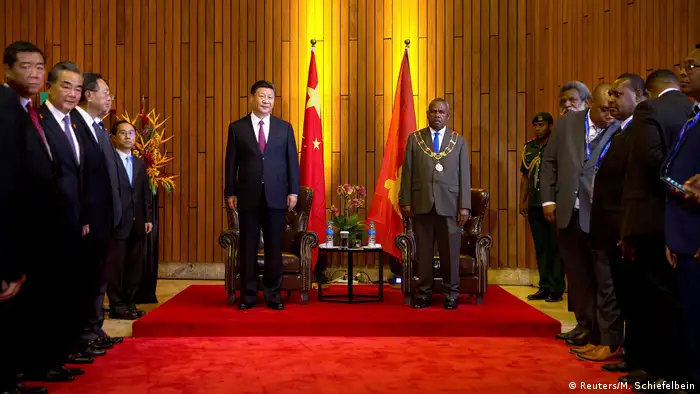 Papua-Neuguinea APEC-Gipfel in Port Moresby | Xi Jinping, Präsident China & Bob Dadae (Reuters/M. Schiefelbein)