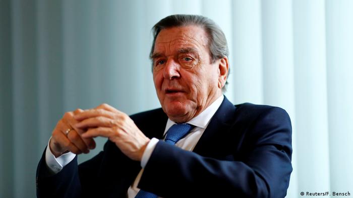 Deutschland, Berlin: Altkanzler Gerhard Schröder gibt ein Interview