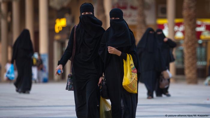 Abaya cu susul în jos.. Femeile saudite lansează o campanie împotriva purtării abaya