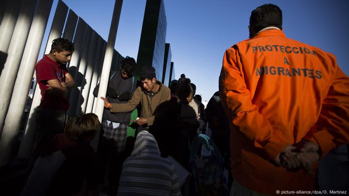 Mexiko Tijuana - Mittelamerikanische Migranten auf dem Weg in die USA (picture-alliance/dpa/O. Martinez)