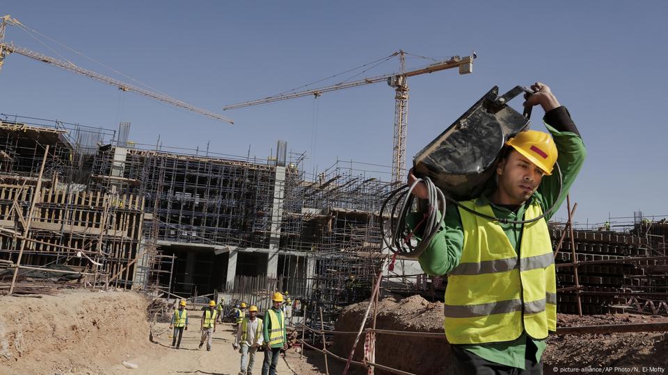 عمال في موقع بناء العاصمة الإدارية الجديدة التي تقع على بعد 45 كيلومتر شرق القاهرة (أرشيف: 18/10/2017)