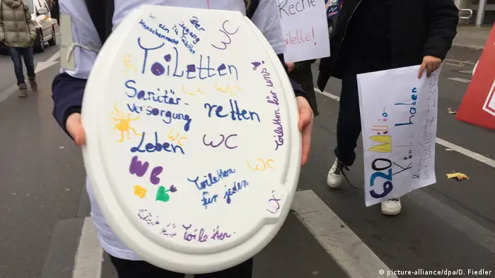 Deutschland Berlin Welttoilettentag 2018 | KINA - Schüler demonstrieren für Toiletten für alle (picture-alliance/dpa/D. Fiedler)