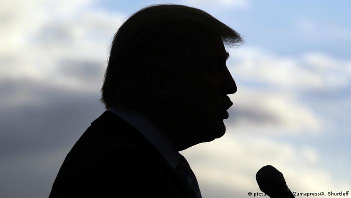 Der Schatten von Donald Trump (picture-alliance/Zumapress/A. Shurtleff)