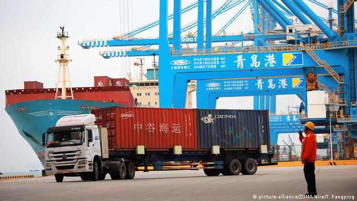 China Qingdao - Containerverladung im Hafen