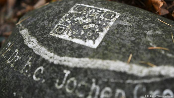 Stein mit QR-Code Trends und Traditionen auf deutschen Friedhöfen | Treffen Sie die Deutschen | DW