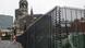 Grades de metal em torno da área onde será realizado mercado de Natal de Berlim. Ao fundo, a igreja Gedächtniskirche Grades de metal em torno da área onde será realizado mercado de Natal de Berlim. Ao fundo, a igreja Gedächtniskirche