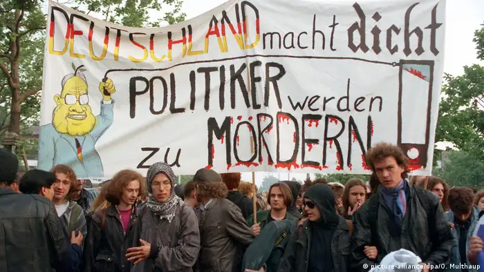Deutschland 1993 | Protest gegen Änderung des Grundgesetzes in Bonn (picture-alliance/dpa/O. Multhaup)