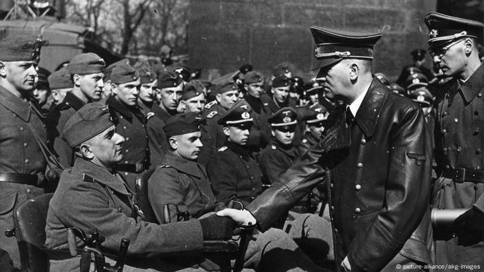 Hitler mit verwundeten Wehrmachtssoldaten am 21.3.1943 (picture-alliance/akg-images)